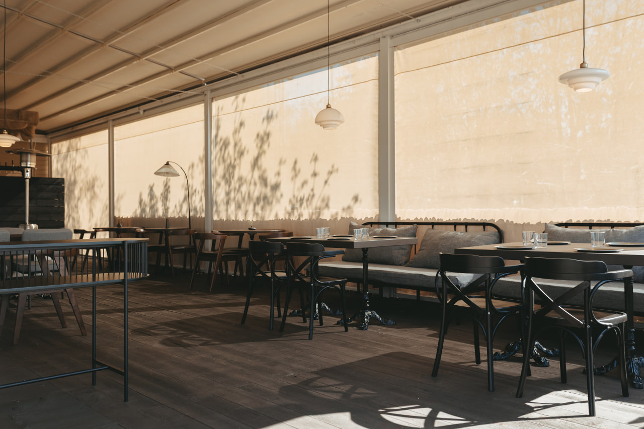 Терасса на набережной волги
